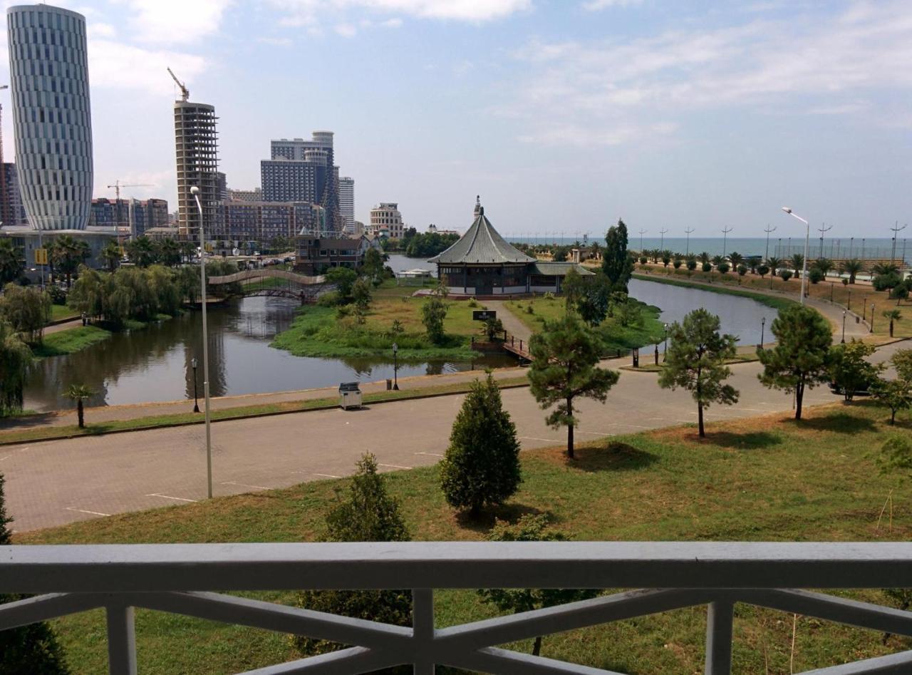 Watching The Sea Apartment Batumi Esterno foto